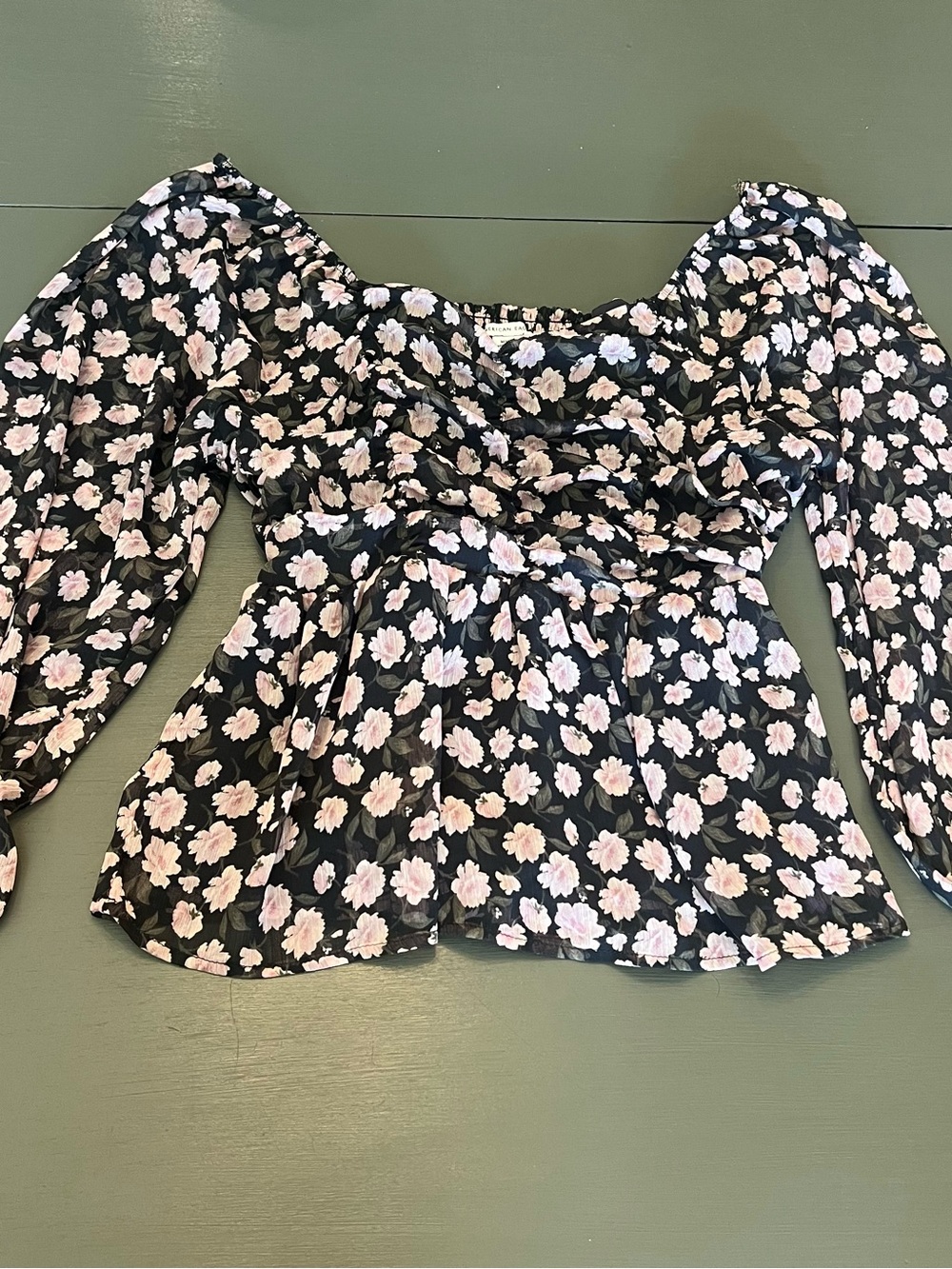 American Eagle Outfitters Black Floral Puff-Sleeve Peplum Top